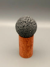 Lavastein-Duftdiffuser mit Holzsockel