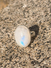 Labradorit-Ring (Weißer Labradorit / Regenbogen-Mondstein) – 925er Silber, größenverstellbar – Produktansicht von Seelenecho