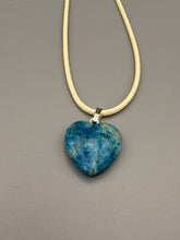 Apatit blau Herz-Anhänger – Inspiration und Ausdruckskraft (ca. 20 mm)