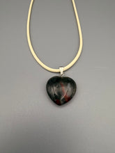 Vulkanit „Chicken Jasper“ Herz-Anhänger – Erdung und natürliche Stärke (ca. 20 mm)