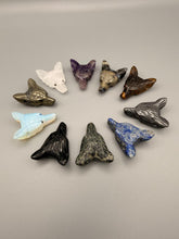 Wolfskopf-Anhänger aus Edelstein – gebohrt (ca. 3 cm)