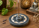 Lotus Räucherstäbchenhalter aus Speckstein mit Perlmutteinlage – Harmonie in natürlicher Schönheit