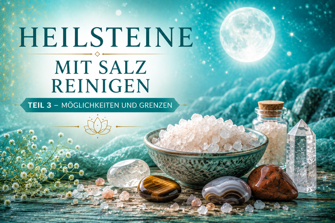 Heilsteine liegen neben einer Schale mit Kristallsalz in einer lichtvollen türkisen Atmosphäre. Das Bild zeigt die traditionelle Reinigung von Heilsteinen mit Salz und dient als Titelbild für Teil 3 der Seelenecho-Serie.