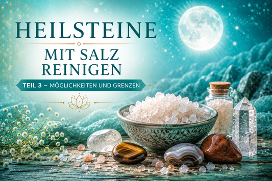 Heilsteine liegen neben einer Schale mit Kristallsalz in einer lichtvollen türkisen Atmosphäre. Das Bild zeigt die traditionelle Reinigung von Heilsteinen mit Salz und dient als Titelbild für Teil 3 der Seelenecho-Serie.