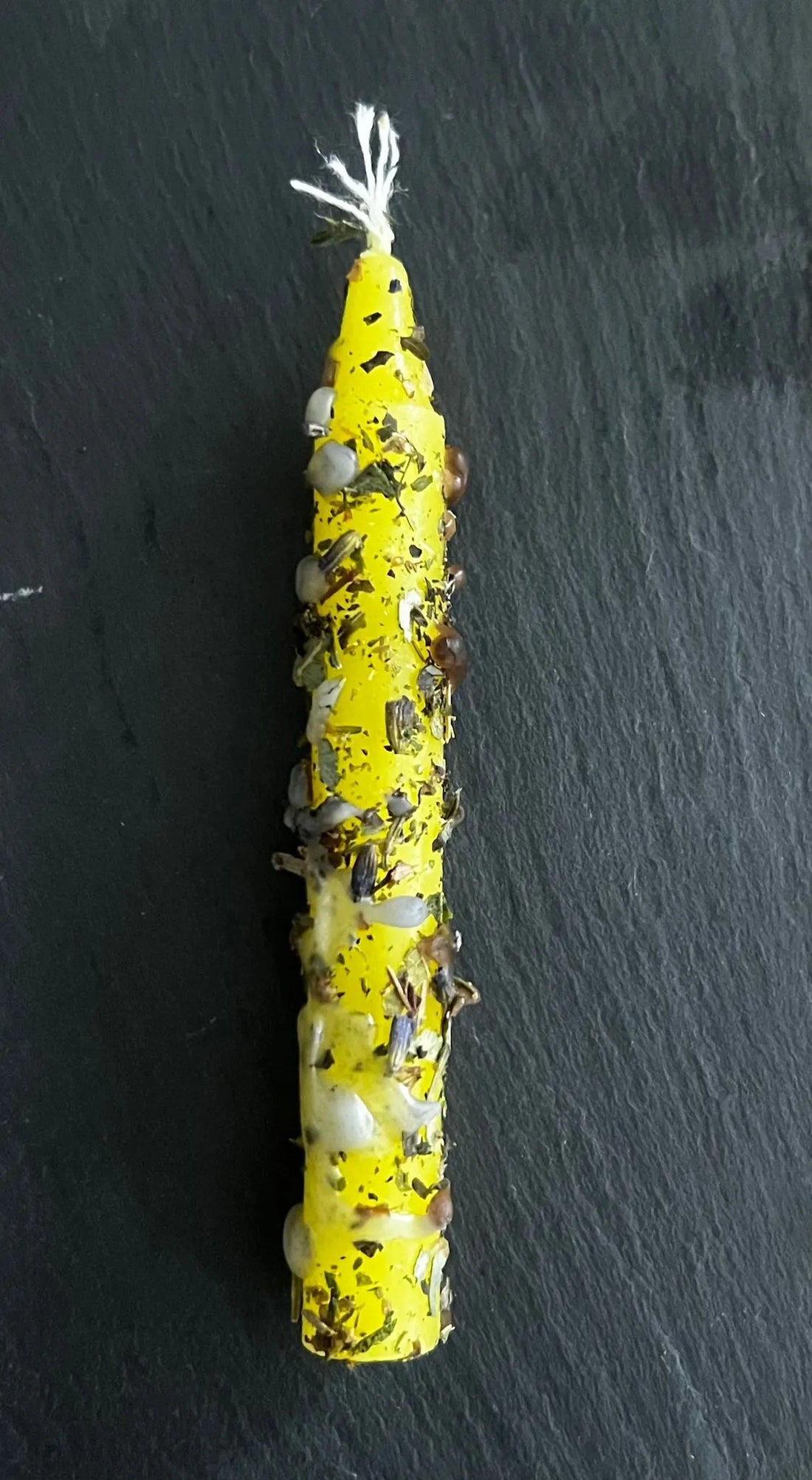 Glück einladen: Mit der gelben Räucherkerze Freude und Leichtigkeit ins Leben bringen