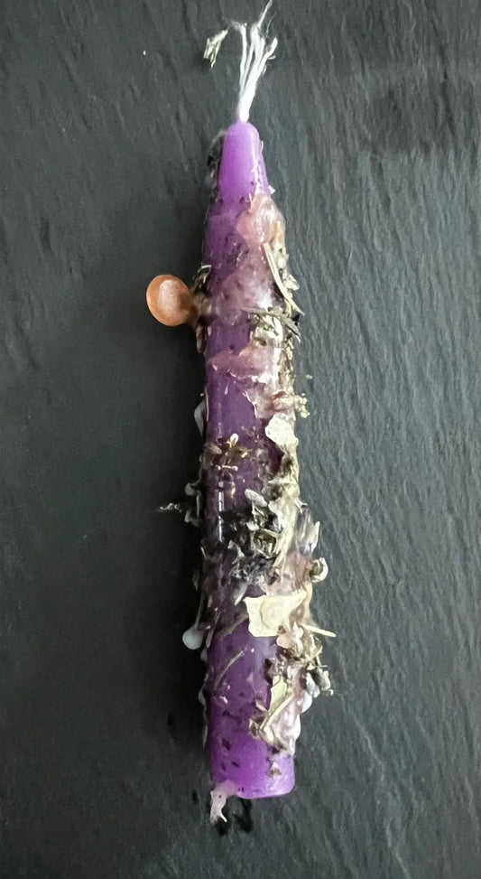 Hellsichtigkeit stärken: Mit der violetten Räucherkerze zu mehr Intuition