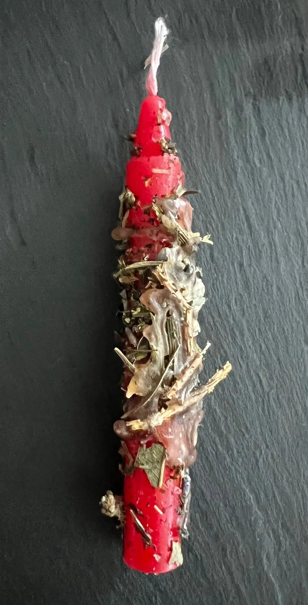 Liebe entfachen: Mit der roten Räucherkerze Herz und Seele berühren