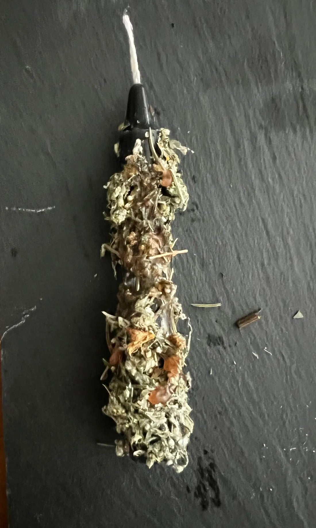 Geborgenheit spüren: Mit der schwarzen Räucherkerze Schutz und Sicherheit finden