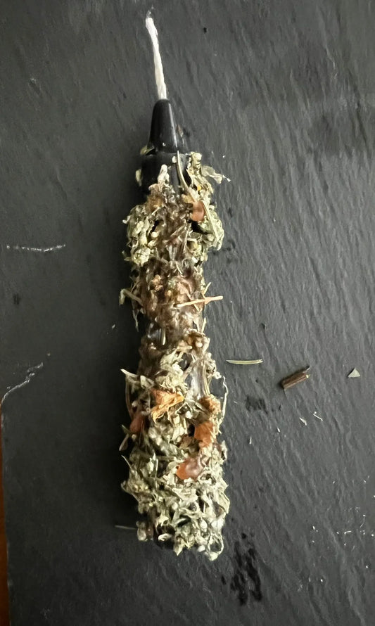 Geborgenheit spüren: Mit der schwarzen Räucherkerze Schutz und Sicherheit finden