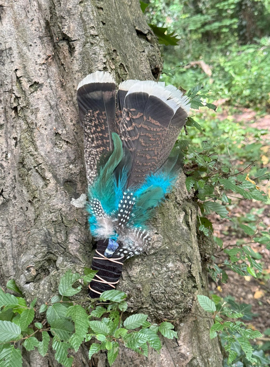 Räucherfedern aus der Tradition der Ureinwohner: Ursprung, Bedeutung und Anwendung