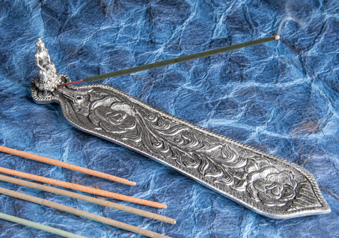 Räucherstäbchenhalter Buddha aus Weißmetall – Rosenranke für Meditation & Raumharmonie