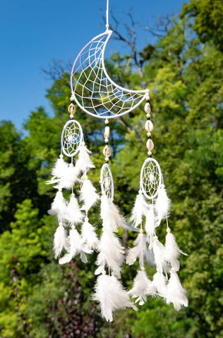 Traumfänger Mond mit weißen Federn