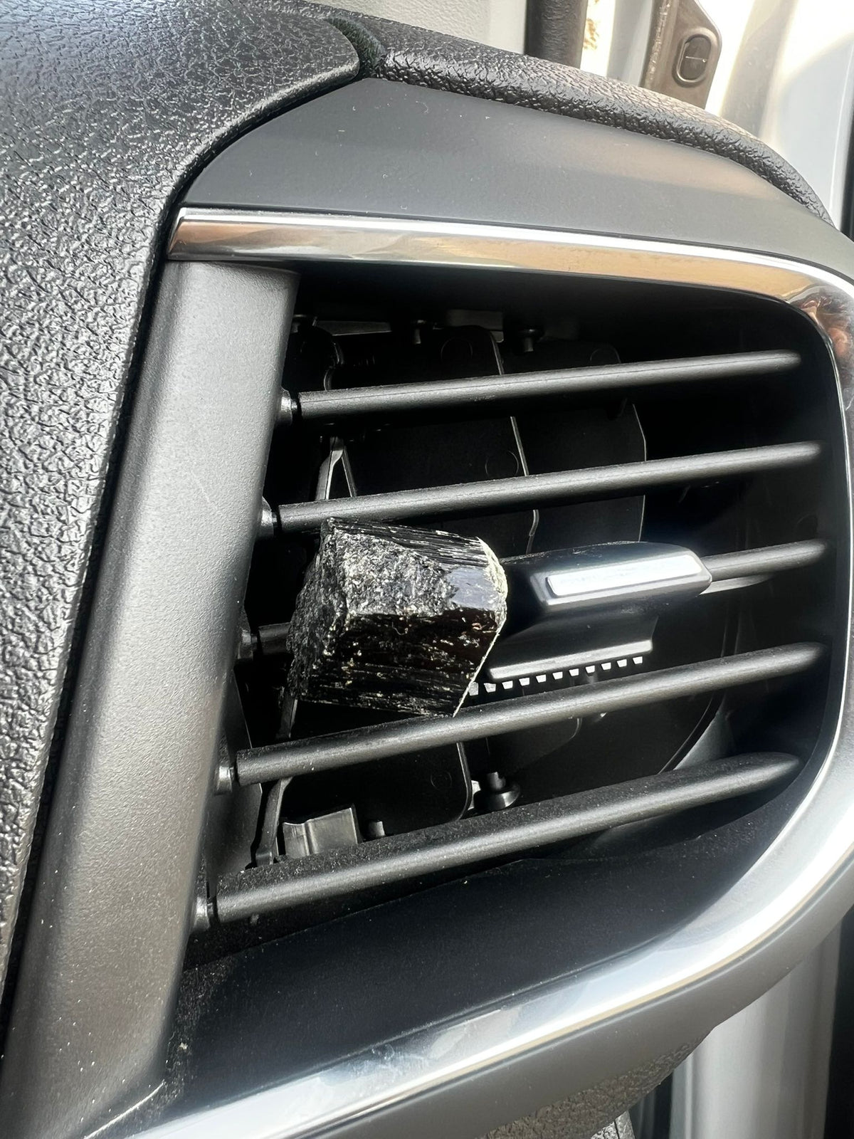 Schwarzer Turmalin Autolüftungsstecker – Erdung &amp; energetischer Schutz für unterwegs