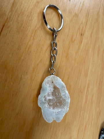 Weißer Drusenstein Schlüsselanhänger – Licht, Schutz & feinstoffliche Klarheit