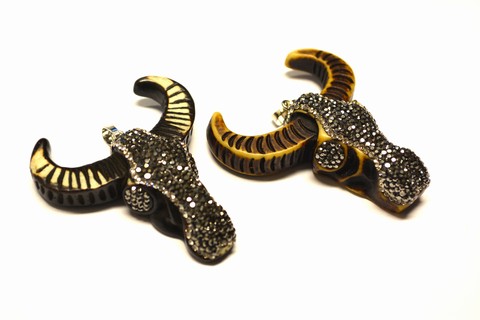 Anhänger „Büffelkopf“ aus Holz, braun mit schwarzen Strasssteinen