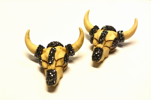 Anhänger „Büffelkopf“ aus synthetischem Knochen, weiß mit schwarzen Strasssteinen