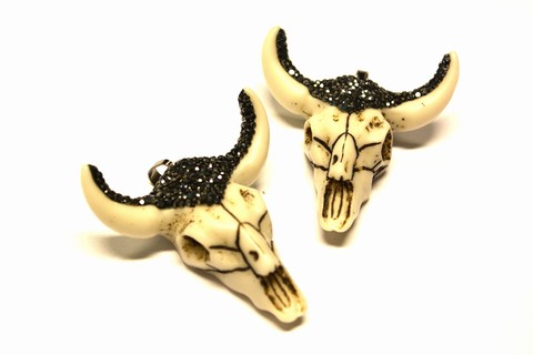 Anhänger „Büffelkopf“ aus synthetischem Knochen, weiß mit schwarzen Strasssteinen