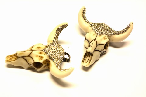 Anhänger „Büffelkopf“ aus synthetischem Knochen, weiß mit silberfarbenen Strasssteinen