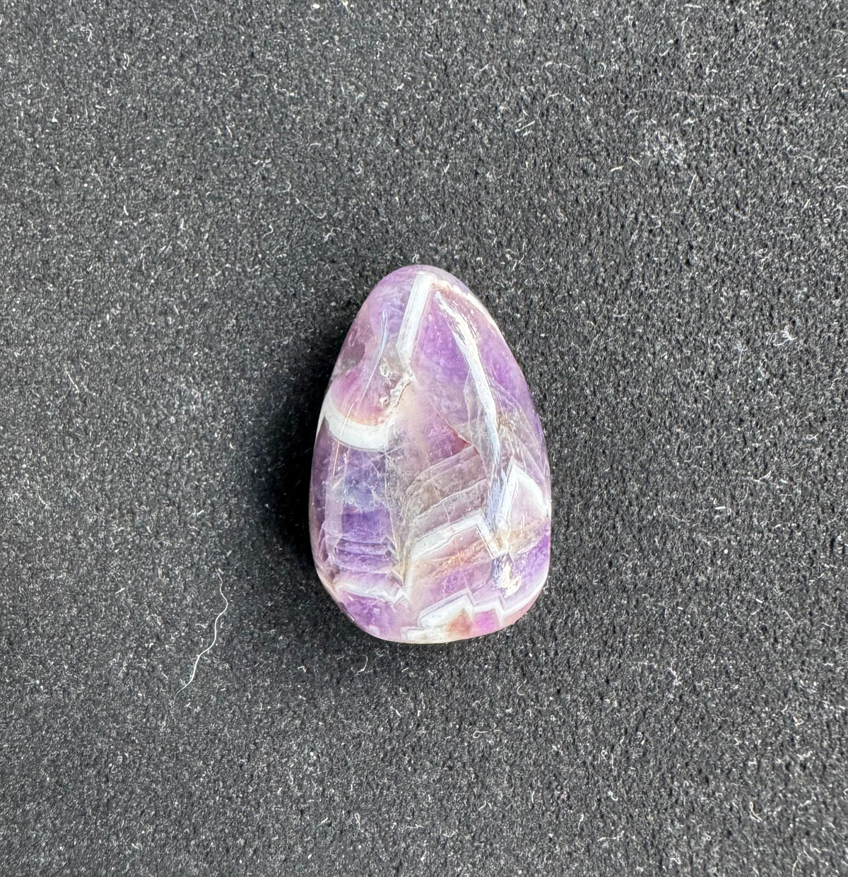 Amethyst Chevron Trommelstein Kettenanhänger (Tropfenform) – Intuition, Schutz &amp; Harmonie