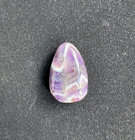 Amethyst Chevron Trommelstein Kettenanhänger (Tropfenform) – Intuition, Schutz &amp; Harmonie