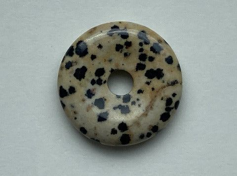 Dalmatiner Jaspis Donut 40 mm – Lebensfreude & Schutz