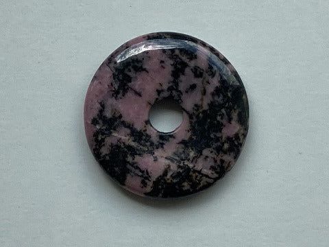 Rhodonit Donut 40 mm – Herzheilung & innere Balance