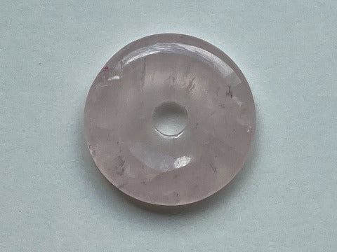 Rosenquarz Donut 40 mm – Liebe &amp; Herzenswärme