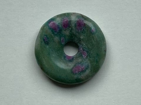 Rubin-Fuchsit Donut 40 mm – Herzenskraft &amp; Harmonie