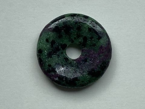 Rubin-Zoisit Donut 40 mm – Leidenschaft &amp; innere Harmonie