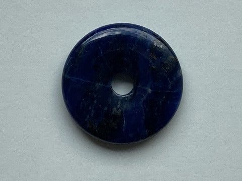 Sodalith Donut 40 mm – Wahrheit &amp; innere Klarheit