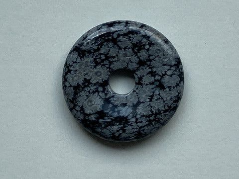 Schneeflockenobsidian Donut 40 mm – Klarheit &amp; innere Reinigung
