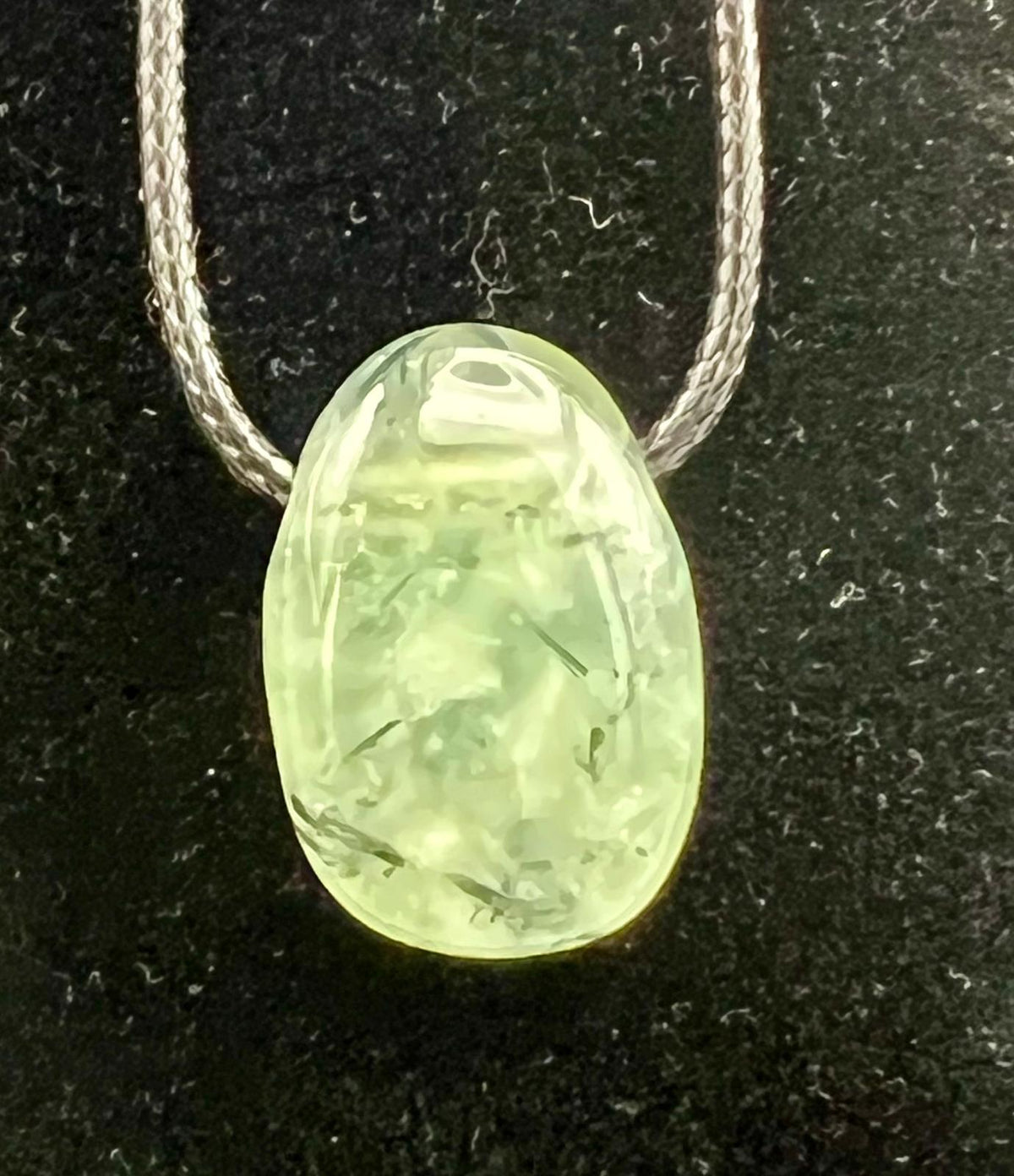 Prehnit Kettenanhänger – Gelassenheit, Intuition &amp; Herzenskraft