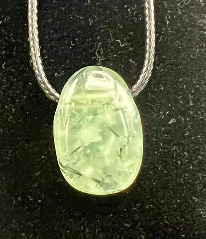 Prehnit Kettenanhänger – Gelassenheit, Intuition &amp; Herzenskraft
