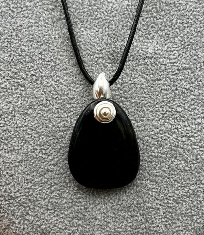 Gebohrter Trommelstein – Onyx (Schwarz)