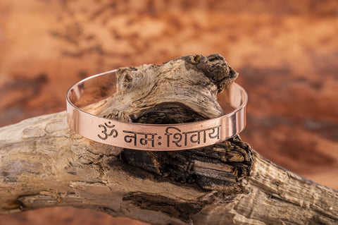 Kupferarmreif mit Om Namah Shivaya Mantra – Ansicht 2