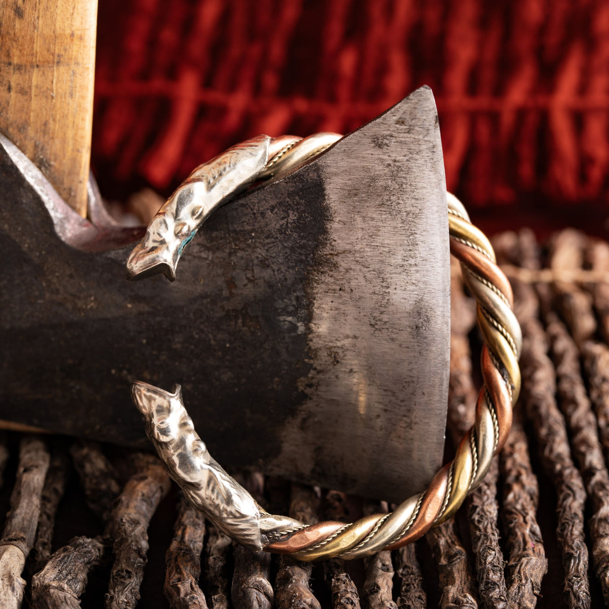 Wikinger Armreif mit Drachenköpfen aus Weißmetal – Seelenecho
