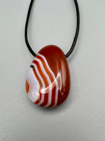 Achat Tropfenanhänger gebohrt – Stabilität, Schutz & innere Balance