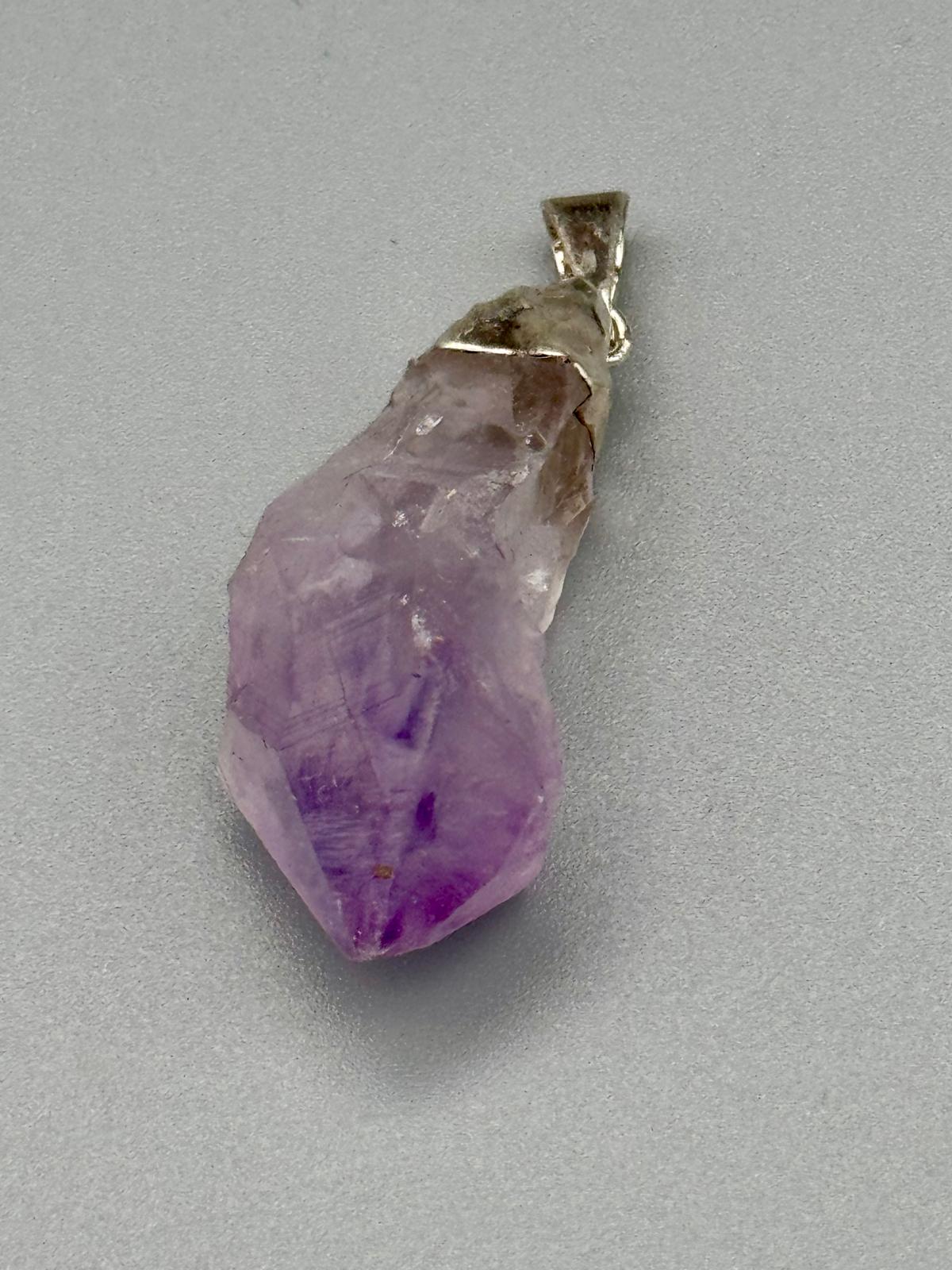 Amethyst Anhänger – naturbelassene Spitze mit gegossener Metallkappe | Ruhe, Schutz & geistige Klarheit