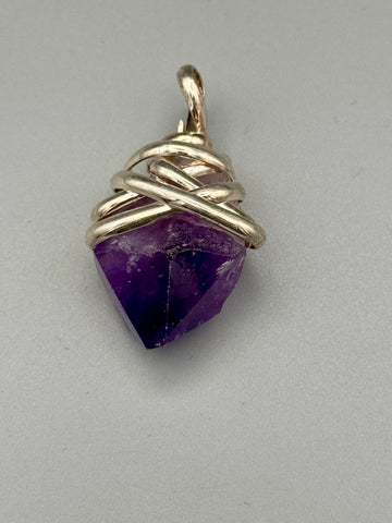 Amethyst Anhänger – Rohkristall in Spiral-Fassung | Intuition, Schutz & geistige Klarheit