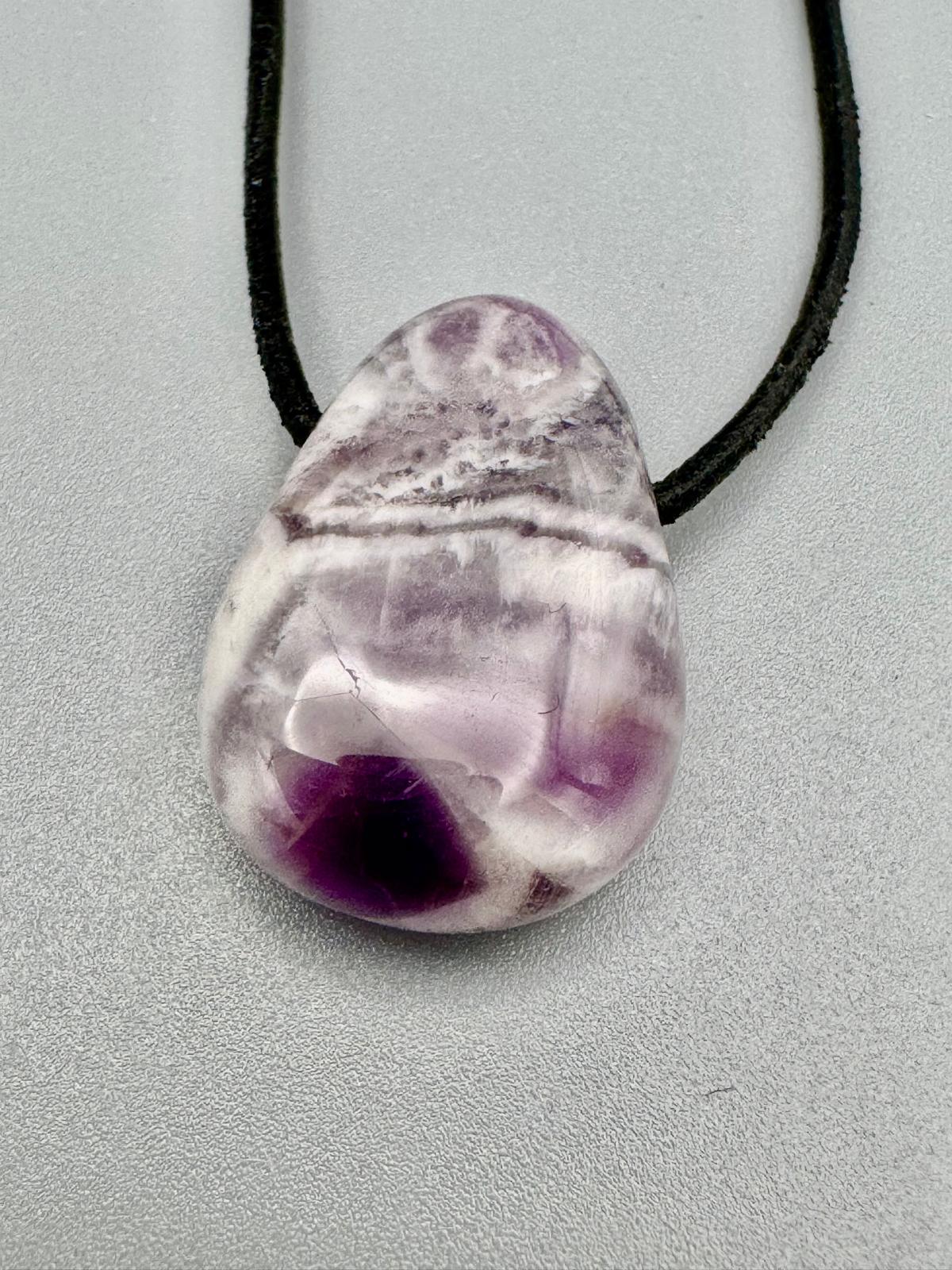 Amethyst Chevron Kettenanhänger – Klarheit, Schutz &amp; innere Stärke