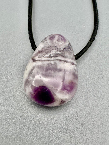 Amethyst Chevron Kettenanhänger – Klarheit, Schutz &amp; innere Stärke