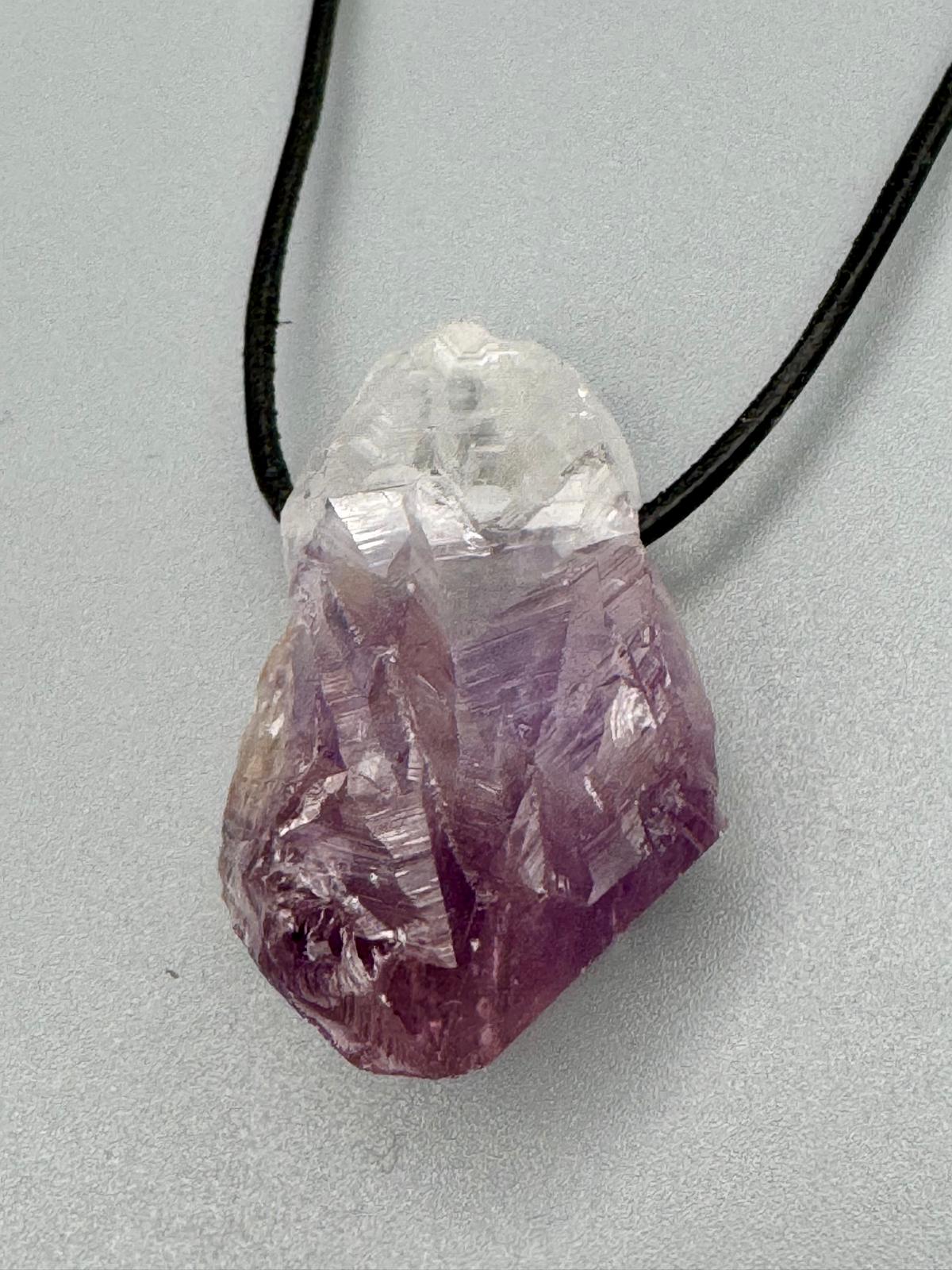 Amethyst Rohstein Kettenanhänger – Intuition, Schutz &amp; innere Ruhe