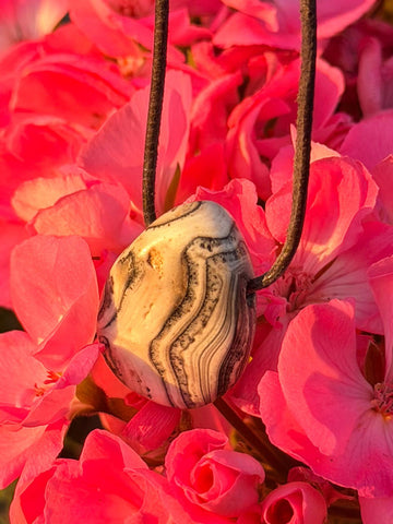 Aragonit Anhänger – gebohrter Tropfen mit erdender Wärme | Stabilität, Geduld & innere Balance