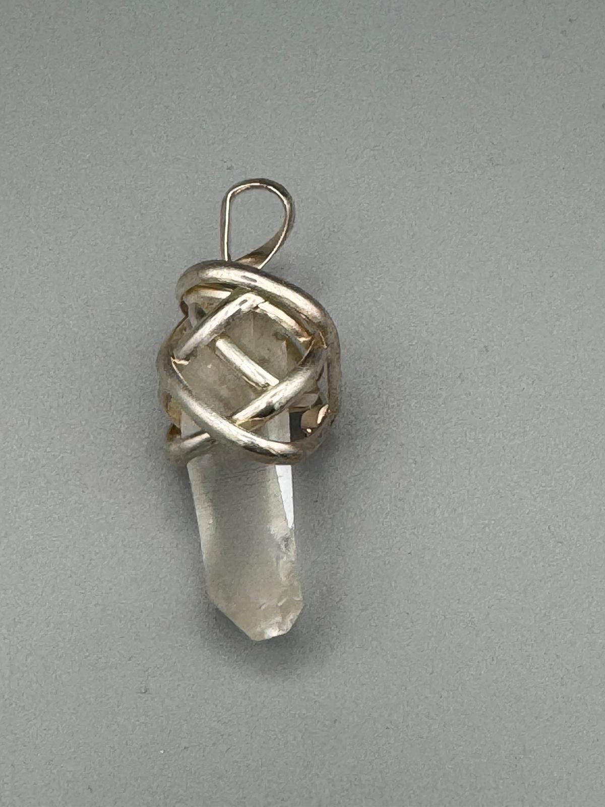 Bergkristall Anhänger – Spitze in kunstvoller Spiral-Fassung | Klarheit, Schutz & Energiefluss