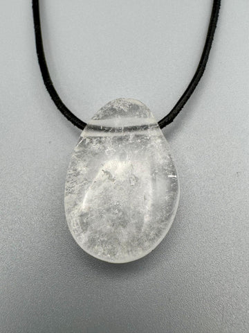 Bergkristall Tropfen gebohrt Kettenanhänger – Erdung, Stabilität & innere Ausrichtung