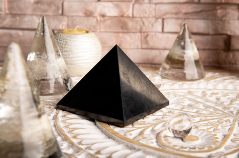 Schungit Pyramide 7,5 cm – Ansicht 2