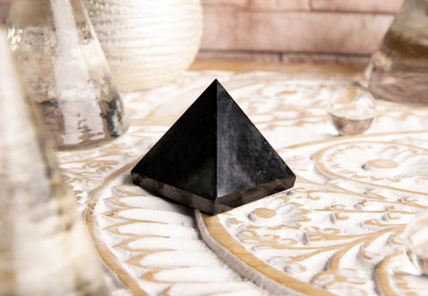 Schungit Pyramide 5 cm – Ansicht 2