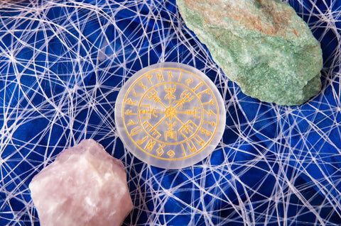 Vegvisir Platte aus Selenit – Ansicht 2
