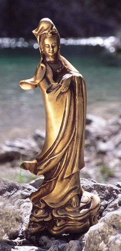 Kuan Yin, Messing, 22 cm hoch – Seelenecho