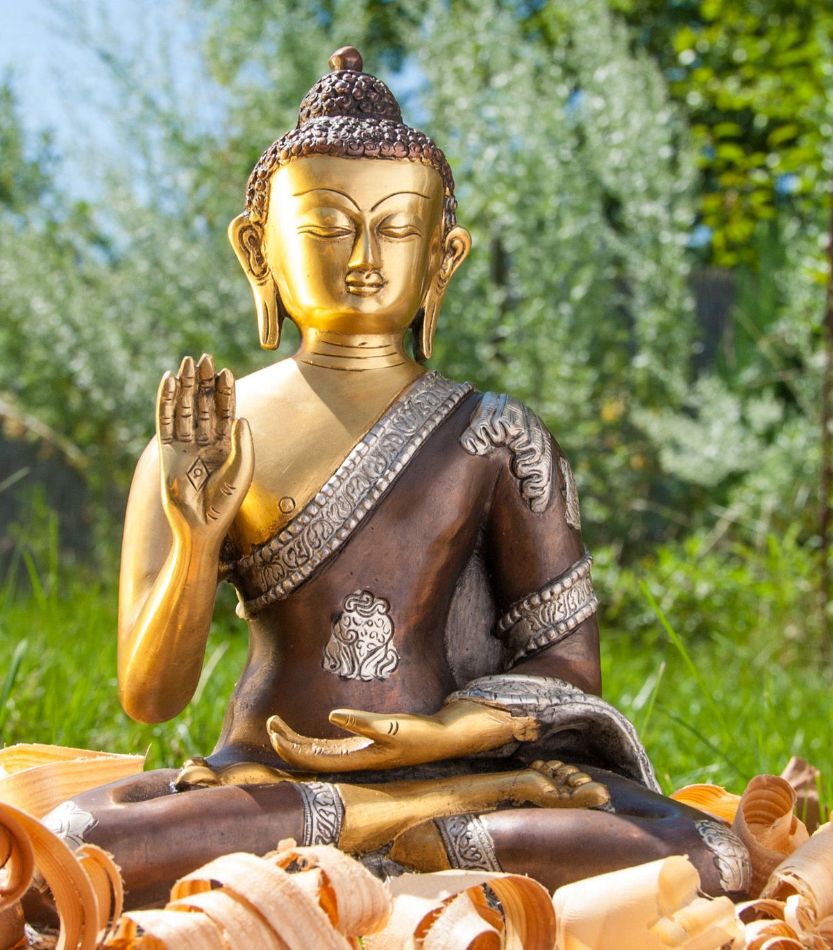 Amogasiddhi Buddha sitzend, 3 farbig Messing, ca. 25 cm – Seelenecho